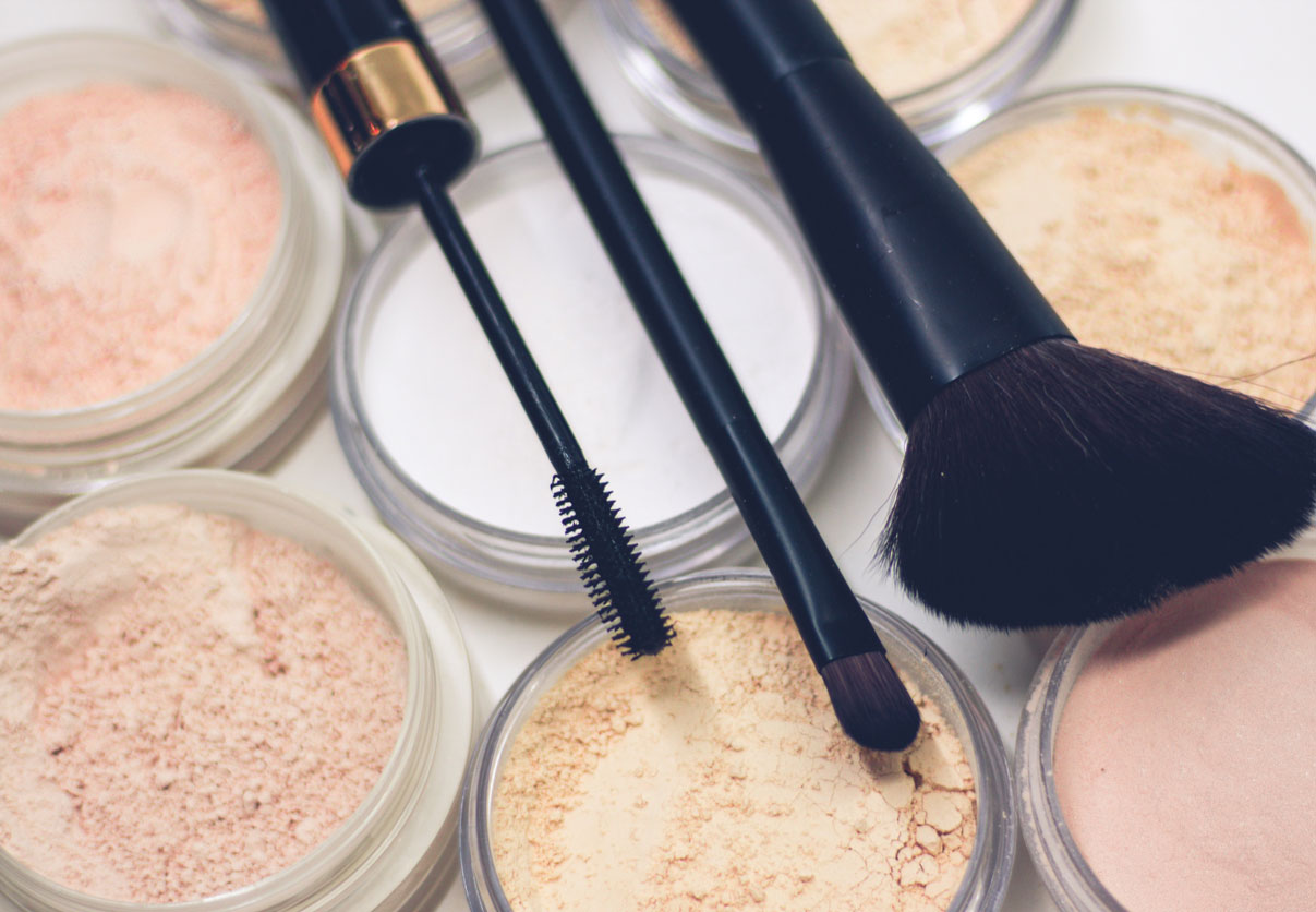 Makeup powders and makeup brushes