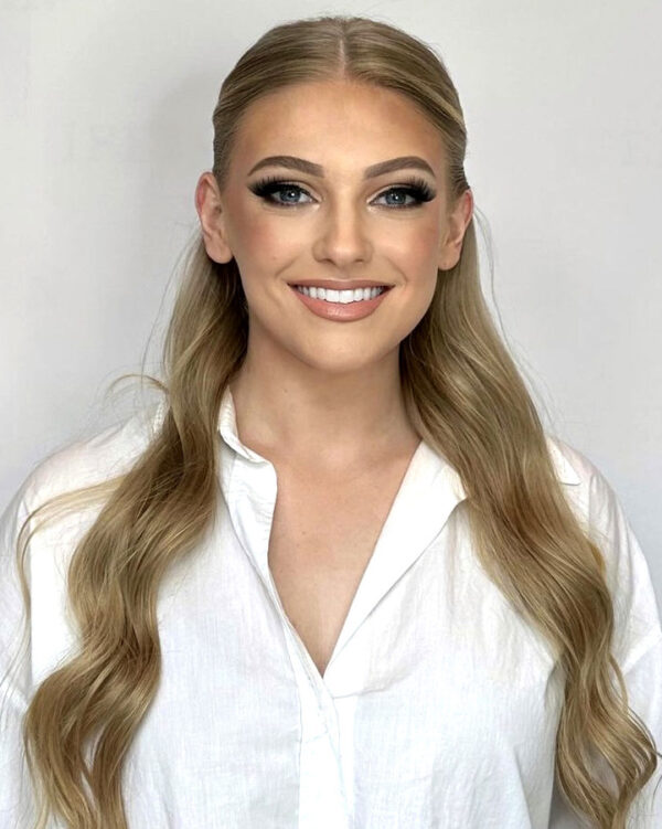 Neutral bridal makeup with dramatic eyelashes.