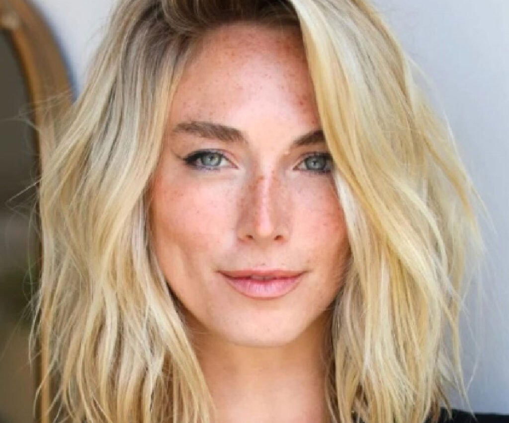summer-haircare-essentials-woman-with-beachy-blonde-hair-and-waves