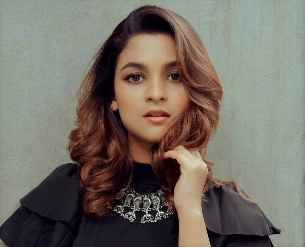 Fall-haircare-essentials-woman-with-autumn-colored-hair-and-curls