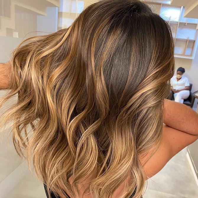 carmel balayage Golden caramel highlights are hand-painted into brunette bases, creating a low-maintenance grow-out with luxurious warmth.